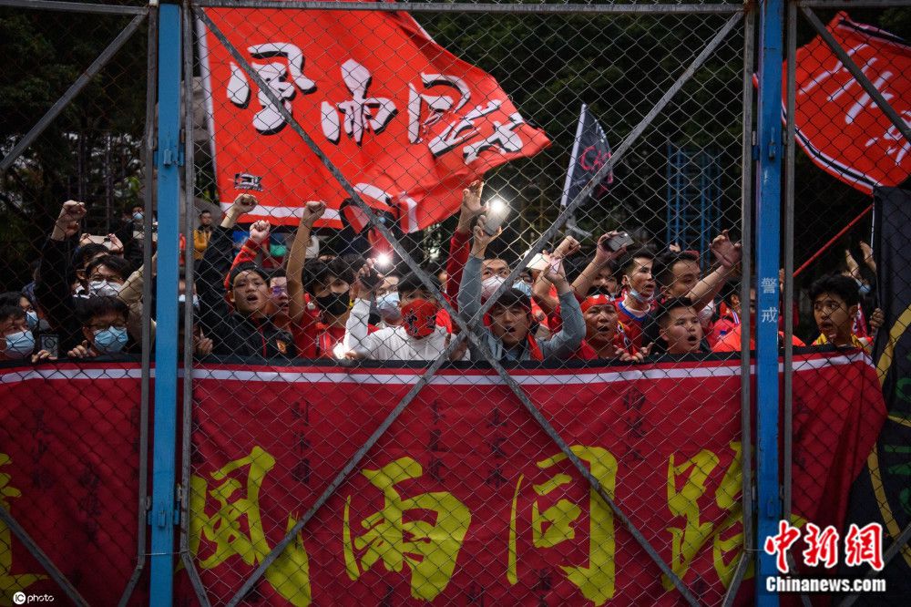 另外，维尼修斯和卡马文加也在继续各自的恢复进程，前者已经回到球场上进行了有球训练，不过皇马对他们的情况持谨慎态度，原则上他们要到2024年才会回到赛场。